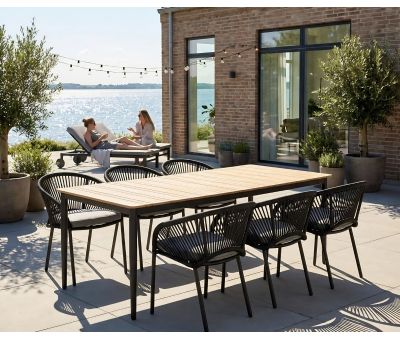 Malmø Nora havemøbelsæt i mørkegrå med 100x200 cm havebord og 6 sorte Nora stabelstole med sædehynde.